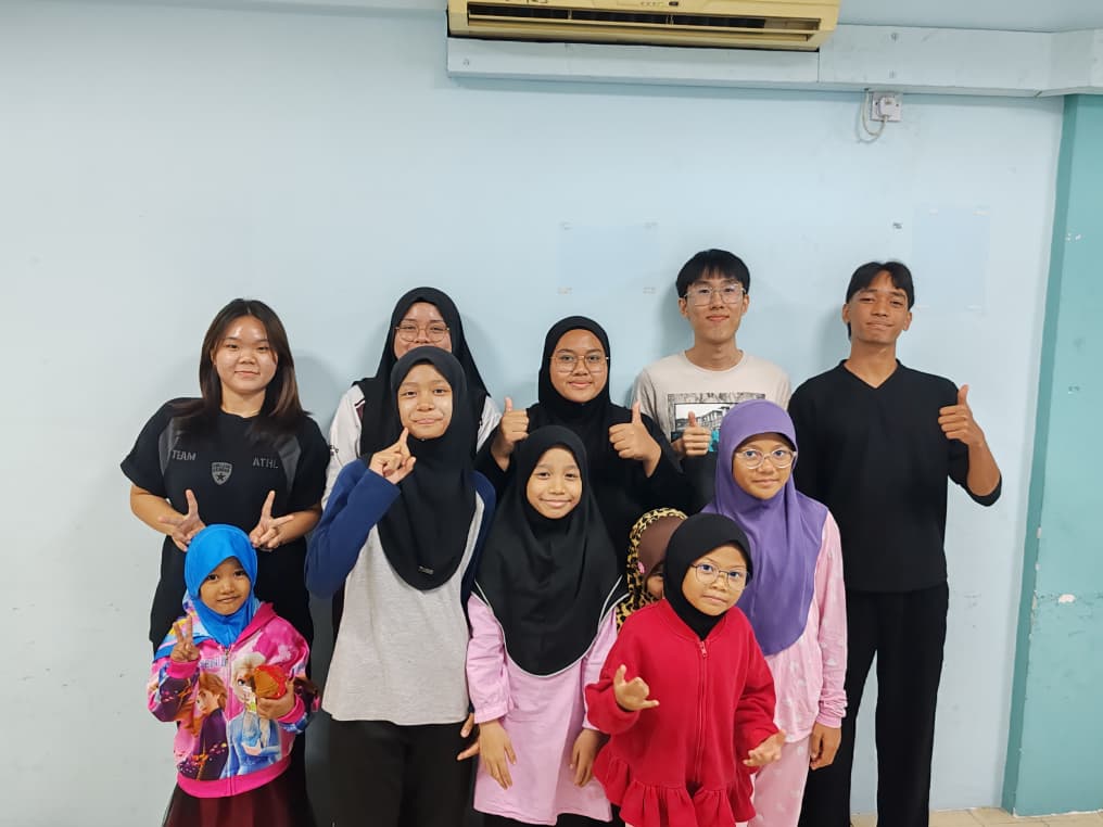 Gambar 1: Pengarah bersama ahli jawatankuasa dan beberapa orang pelajar Putra Tuition 4.0