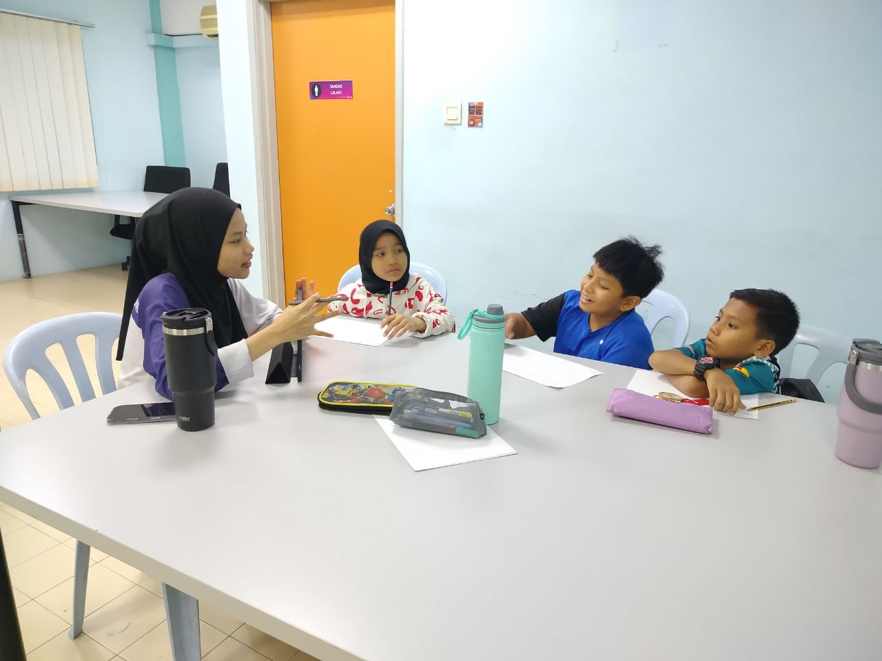 Gambar 2: Sesi pengajaran mata pelajaran teras kepada murid-murid tahun 3 oleh pelajar KTMB