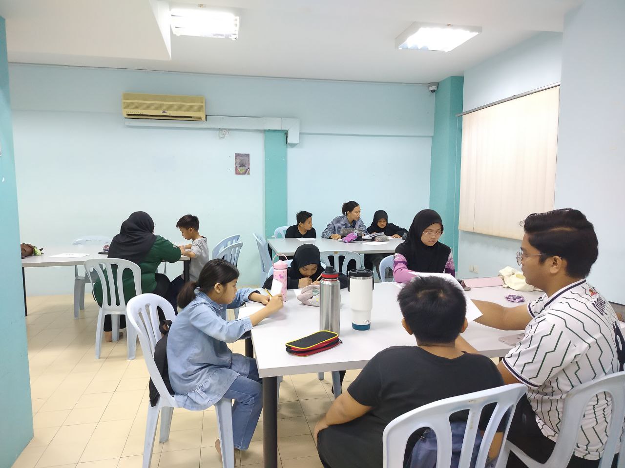 Gambar 3: Sesi pengajaran mata pelajaran teras kepada murid-murid tahun 5 oleh pelajar KTMB