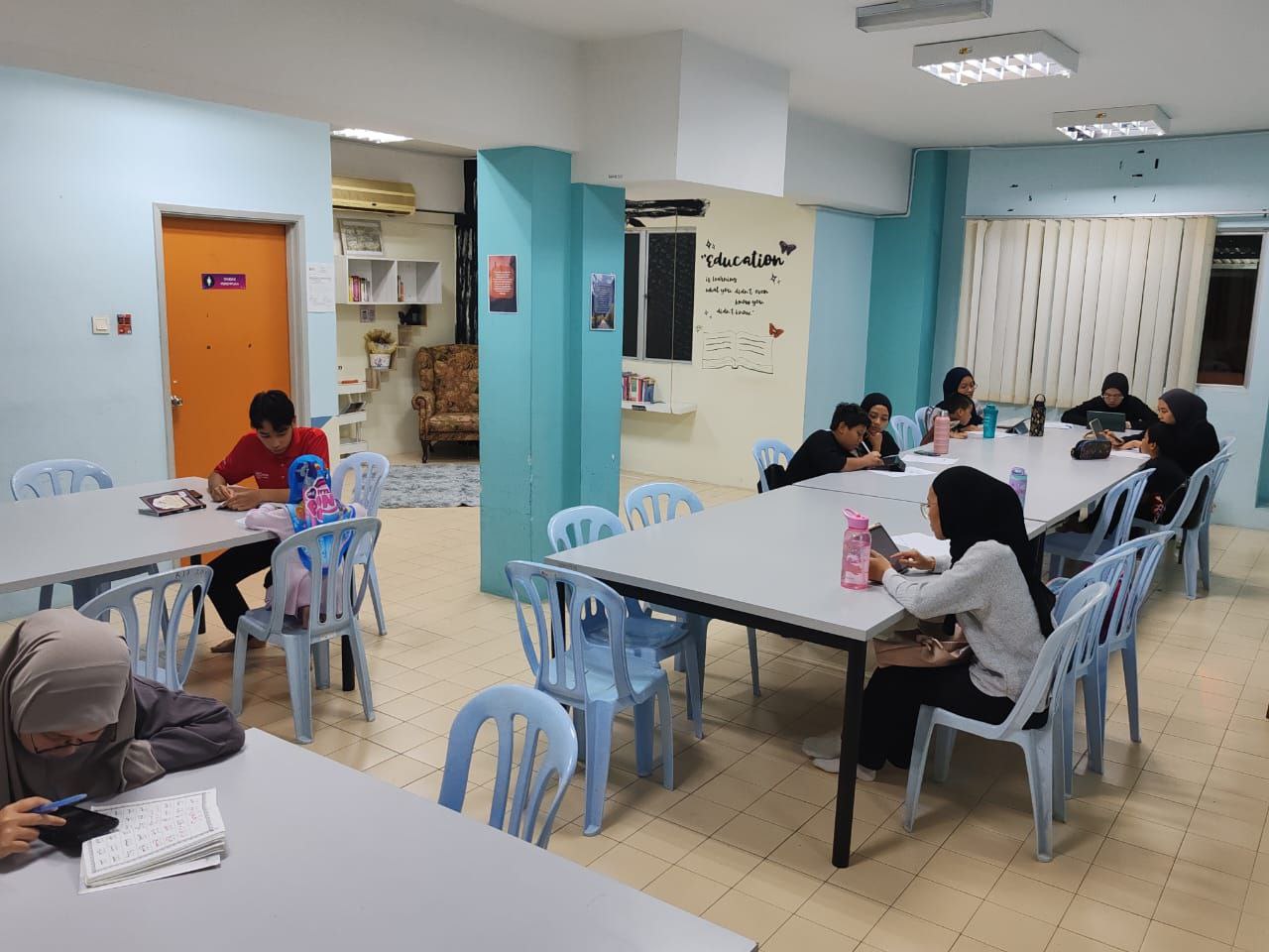 Gambar 4: Sesi pengajaran Iqra’ kepada murid-murid oleh pelajar KTMB