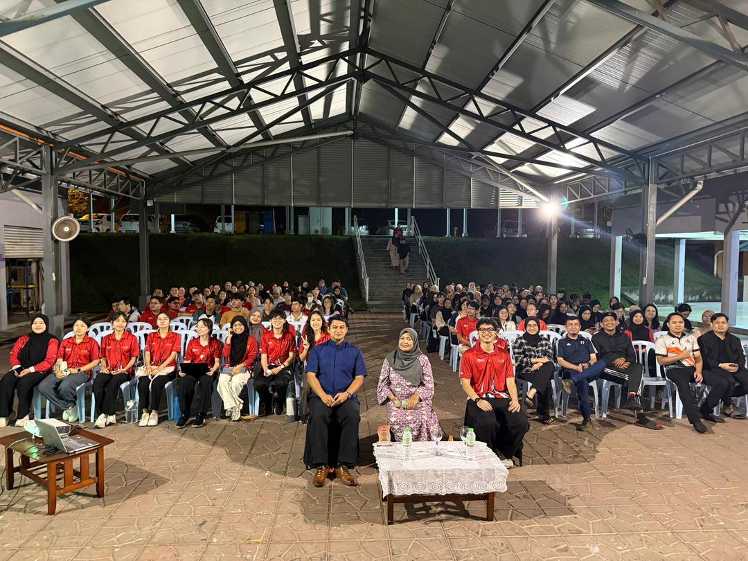 Gambar 1: Sesi fotografi semasa sesi ceramah Silent Threats: Dengue and Leptospirosis