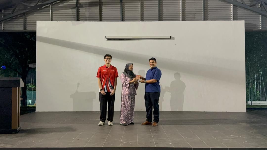 Gambar 2: Sesi penyampaian cenderahati kepada penceramah