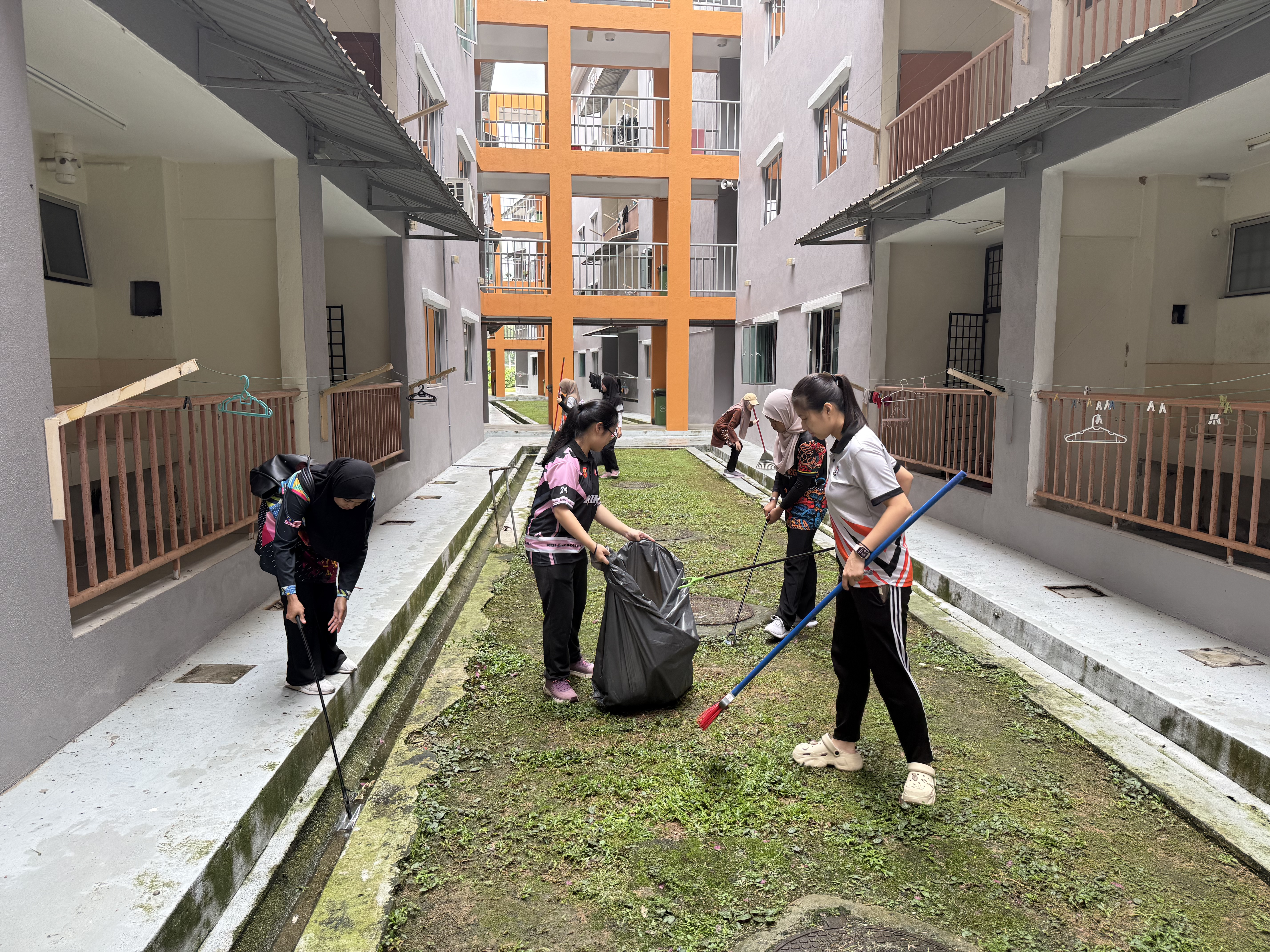 Gambar 4: Aktiviti gotong-royong yang dijalankan oleh peserta program