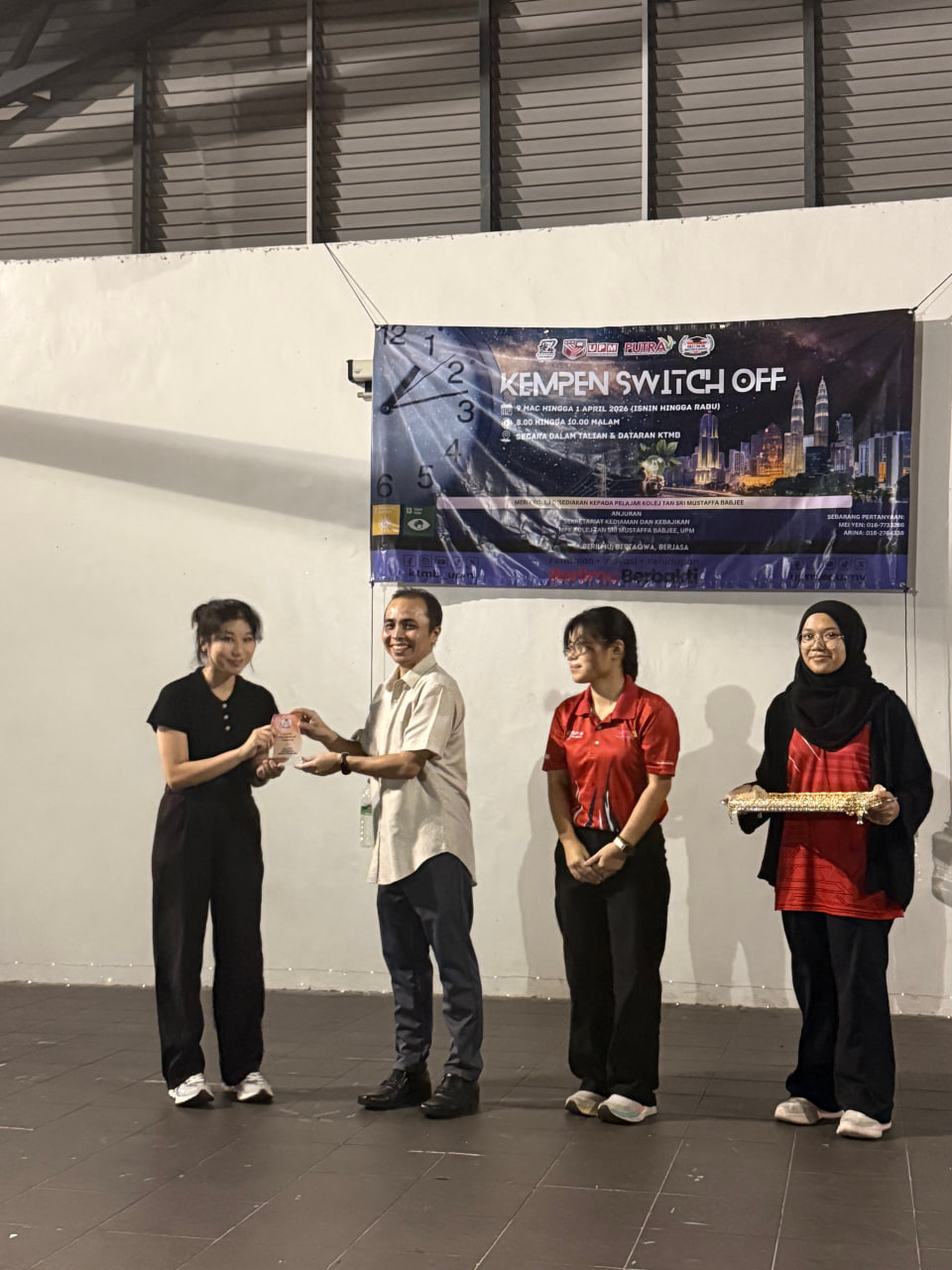 Gambar 1: Sesi penyampaian cenderahati kepada Ketua Kelab Diabolo Senibudaya Zhong Hua Universiti Putra Malaysia, rakan kerjasama program Kempen Switch Off
