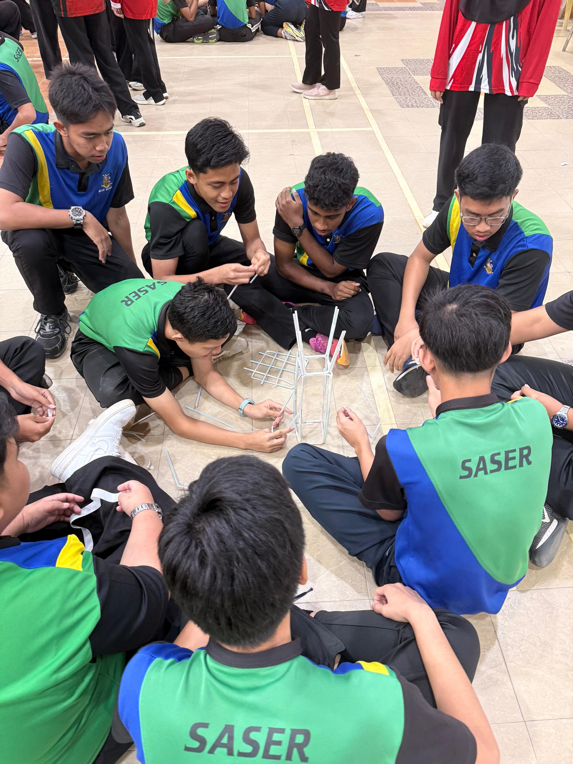 Aktiviti Tower Challenge di Dewan Sekolah Menengah Sains Tuanku Munawir (SASER)