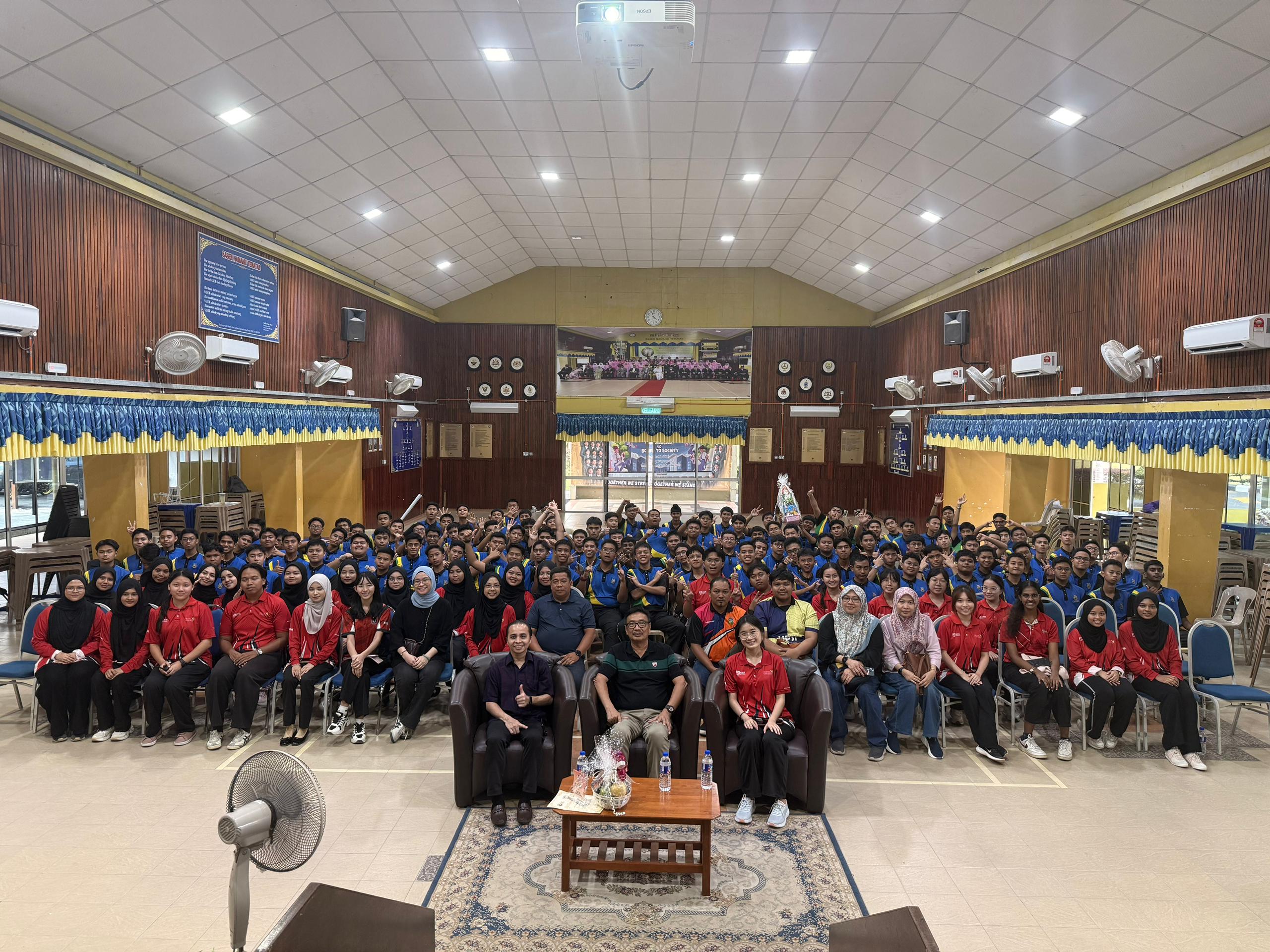 Sesi bergambar bersama dengan pengetua, peserta dan ahli jawatankuasa program