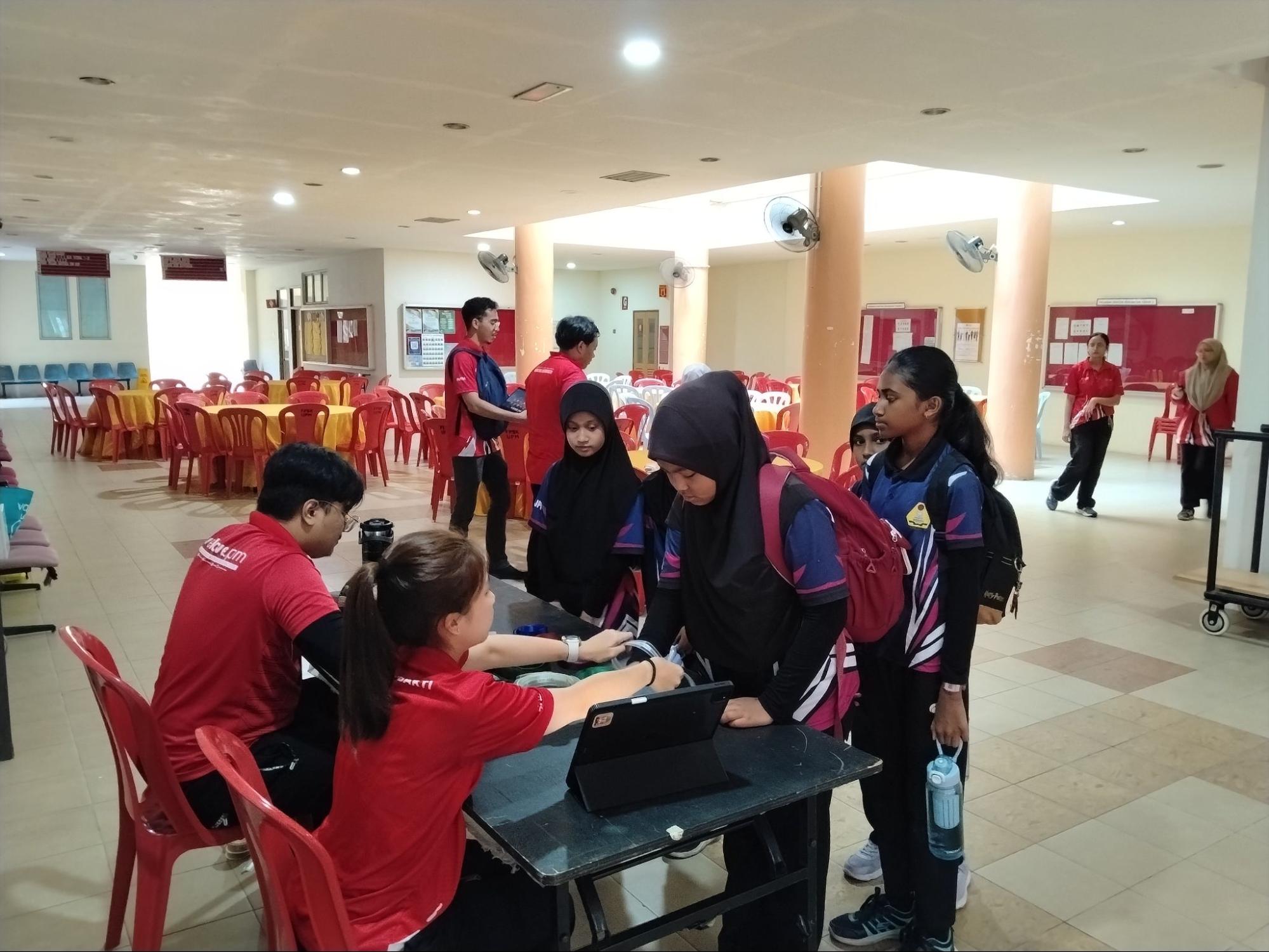 Gambar 1- Sesi pendaftaran peserta di foyer bawah Fakulti Perubatan dan Sains Kesihatan, Universiti Putra Malaysia (UPM)
