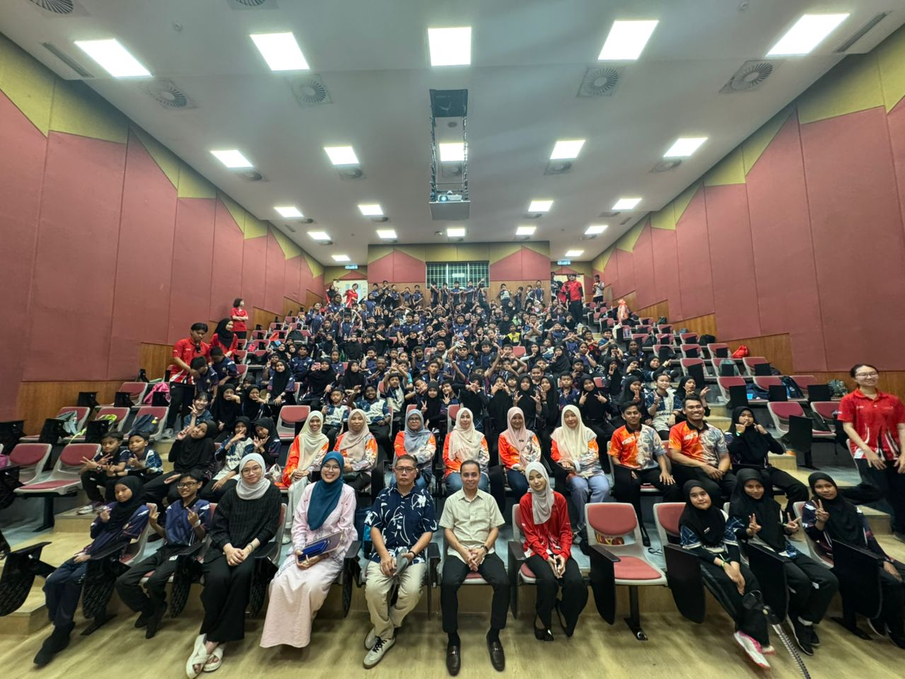 Gambar 5- Sesi bergambar bersama dengan Pengetua KTMB, Penolong Kanan Hal Ehwal Murid SK Puchong Utama 3, guru-guru dan pelajar SK Puchong Utama 3 dan ahli jawatankuasa program